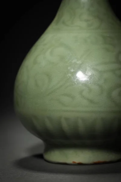 Vertikální Snímek Starověké Čínské Keramické Vázy — Stock fotografie