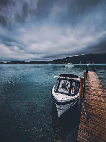 Schöne Aufnahme Eines Bootes Der Nähe Der Seebrücke Einem See — Stockfoto