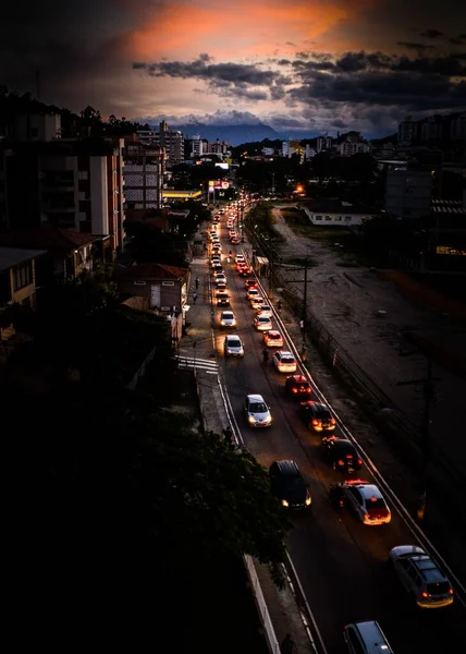 Plano Vertical Una Calle Llena Tráfico Por Noche — Foto de Stock