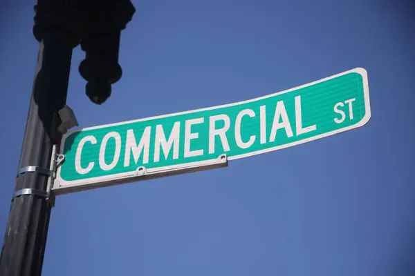 Ein Straßenschild Commercial Auf Einem Klaren Himmelshintergrund Boston — Stockfoto