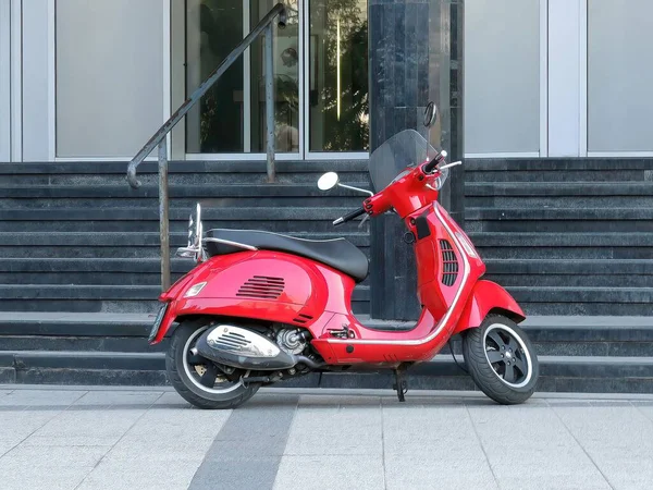 Het Uitzicht Een Rode Scooter Bij Trap Van Een Gebouw — Stockfoto