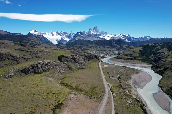 Αεροφωτογραφία Του Βουνού Fitz Roy Γαλάζιο Ουρανό Και Ποτάμι Παταγονία — Φωτογραφία Αρχείου