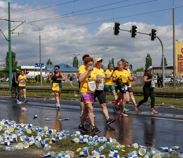 一群穿着黄色衬衫的人参加了 世界长跑 — 图库照片