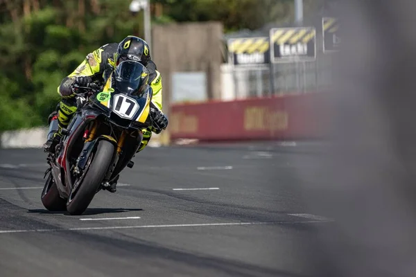 Une Motocycliste Sur Une Moto Sur Route Plein Jour — Photo