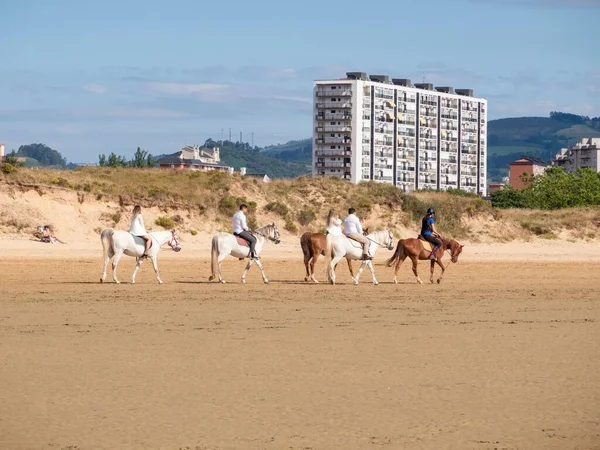 Eine Gruppe Von Freunden Pferd Strand Von Laredo Nordspanien — Stockfoto