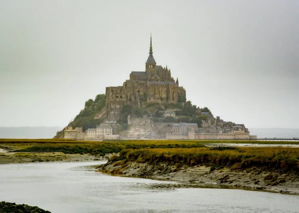 Vacker Utsikt Över Mont Saint Michel Frankrike Dimmig Dag — Stockfoto