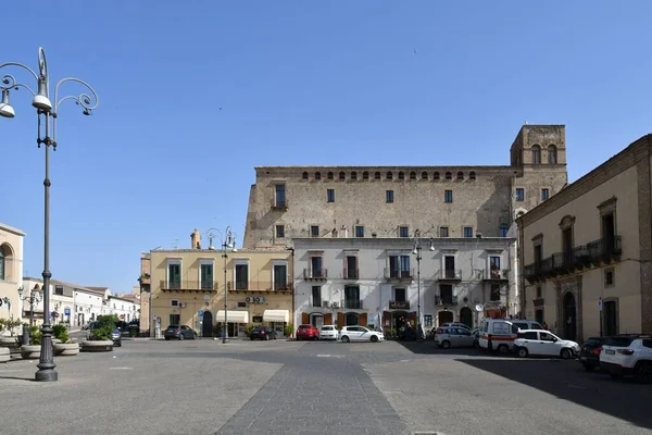 意大利Basilicata地区的一个村庄Ferrandina的主广场 — 图库照片