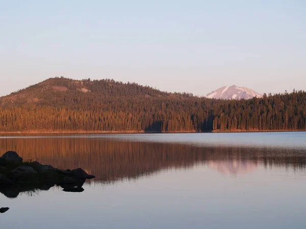 Krásný Výhled Jezero Horami Lesy Kolem Sebe Během Západu Slunce — Stock fotografie