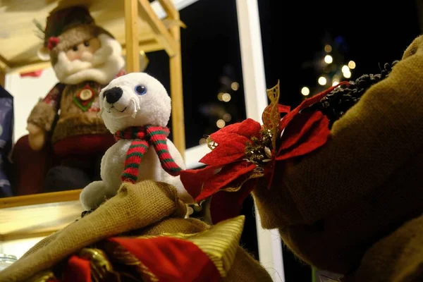 Geceleyin Noel Temalı Oyuncakların Süslemelerin Yakın Plan Çekimi — Stok fotoğraf