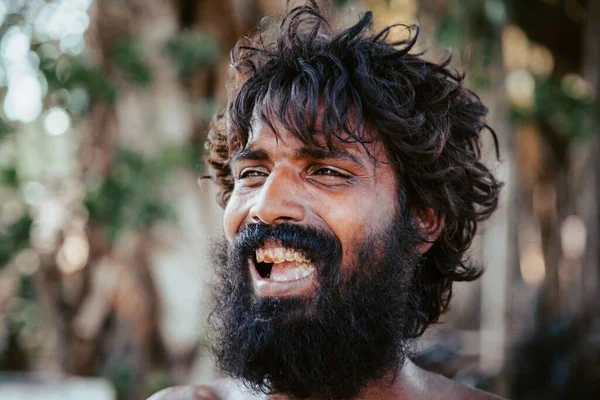 Retrato Hombre Adulto Sonriente Con Pelo Negro Barba — Foto de Stock