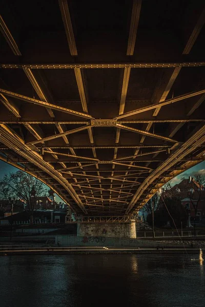 Konstrukcja Pionowa Pod Mostem — Zdjęcie stockowe
