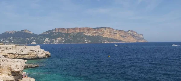 Eine Felsige Küste Und Ein Gebirge Meer — Stockfoto