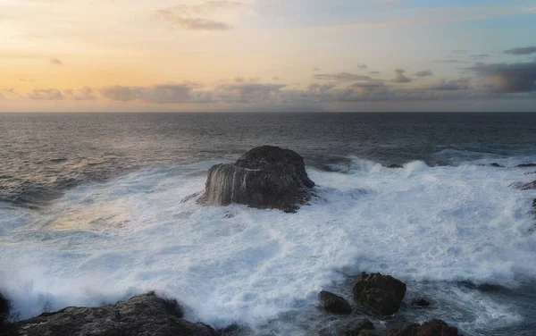 Vacker Utsikt Över Ett Rasande Hav Vid Solnedgången Gran Canarias — Stockfoto