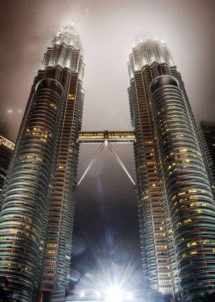マレーシアのクアラルンプールで夜にペトロナスツインタワーの垂直ショット — ストック写真