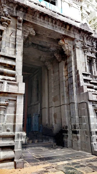 一座历史性建筑的石雕入口的垂直照片 — 图库照片