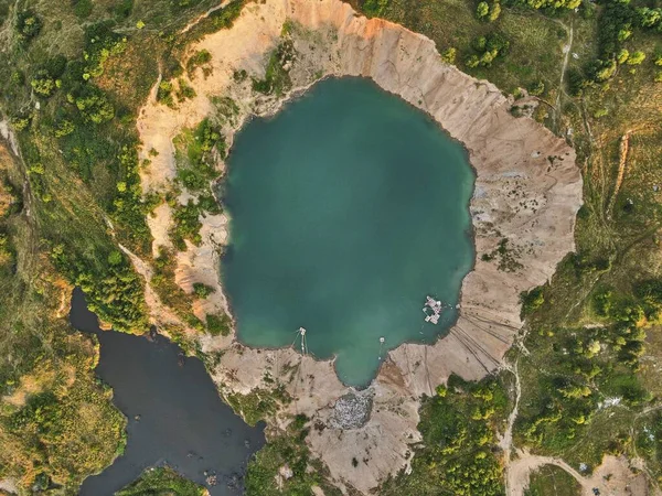 ウクライナの緑に囲まれた火口内の2つの湖の空中ビュー — ストック写真