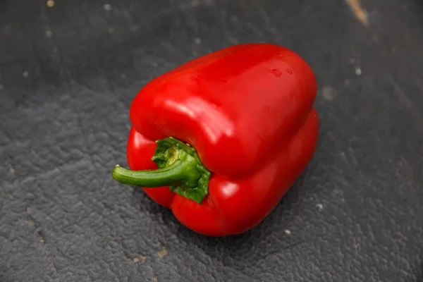 Eine Nahaufnahme Von Frischem Roten Paprika Paprika Auf Einer Dunklen — Stockfoto