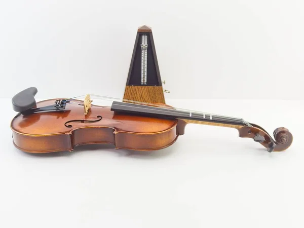 Violino Madeira Fina Uma Mesa Branca Com Fundo Parede Branca — Fotografia de Stock