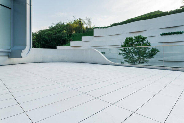 Верхний вид на белый пустой первый этаж перед современным внешним видом офисного здания