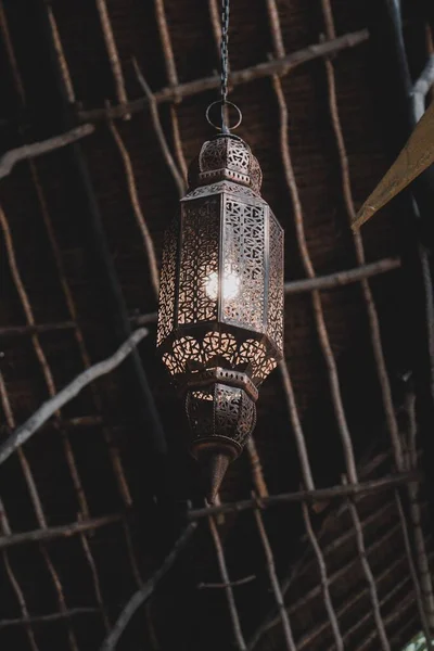 Вертикальний Знімок Старої Прикрашеної Лампи — стокове фото