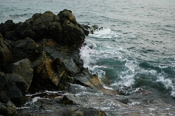 Gros Plan Vagues Mer Écrasant Dans Roche — Photo