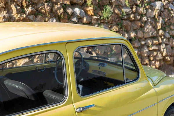 Zbliżenie Ujęcia Żółtego Samochodu Zaparkowanego Pobliżu Ulicy — Zdjęcie stockowe