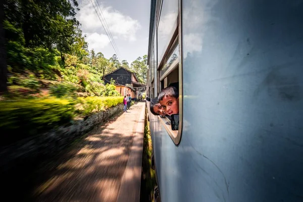 Trenin Penceresinden Dışarı Bakan Çocukların Uzun Pozu — Stok fotoğraf