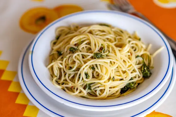 Ένα Κοντινό Πλάνο Ιταλικών Σπαγγέτι Σκόρδο Και Ελαιόλαδο Ένα Πιάτο — Φωτογραφία Αρχείου