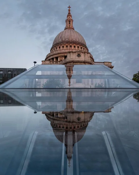 Eine Aufnahme Der Paul Cathedral Mit Dem Spiegelbild Wasser — Stockfoto