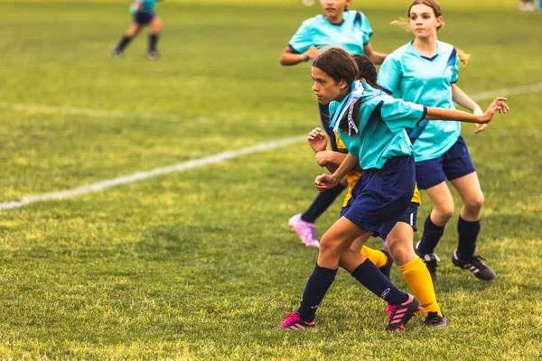 Νεαρά Κορίτσια Παίζουν Ποδόσφαιρο Στο Youth Soccer Game — Φωτογραφία Αρχείου