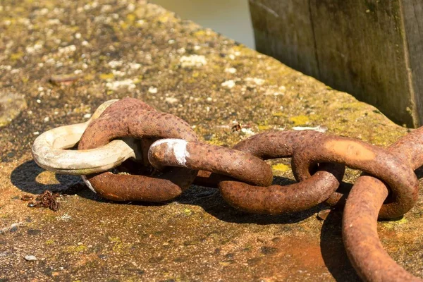 Primer Plano Una Cadena Humedad Oxidada Muelle Del Puerto —  Fotos de Stock