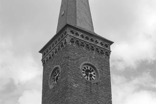 Graustufen Eines Turms Mit Uhr Und Wolken Hintergrund — Stockfoto