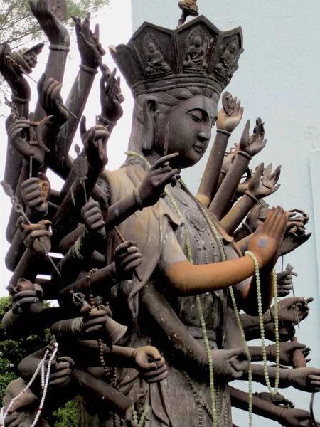 Colpo Verticale Una Vecchia Statua Buddha Con Più Mani Alla — Foto Stock