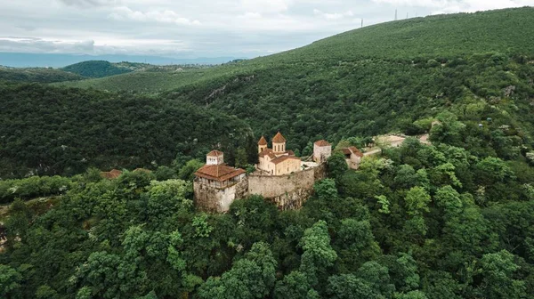 Een Luchtfoto Van Motsameta Klooster Omringd Door Dichte Bossen Kutaisi — Stockfoto