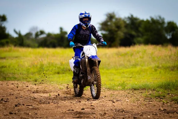 Professionnel Pleine Vitesse Conduisant Une Moto Sur Terrain Boueux Rock — Photo
