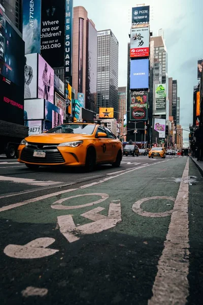 Pionowe Ujęcie Pomarańczowego Samochodu Jadącego Times Square Nowy Jork Usa — Zdjęcie stockowe