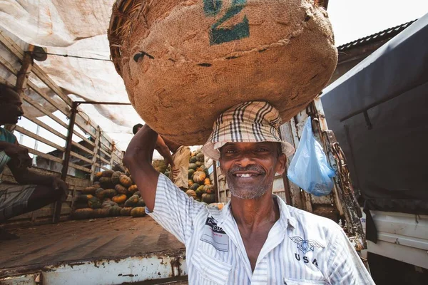 Smiling Man Carrying Basket Grain His Head Market — Stock Photo, Image