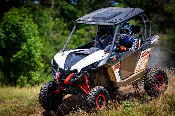 Primer Plano Los Conductores Vehículo Lado Lado Utv Una Pista — Foto de Stock