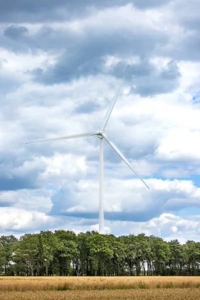 Turbina Wiatrowa Przeciwko Dramatycznemu Chmurnemu Niebu — Zdjęcie stockowe