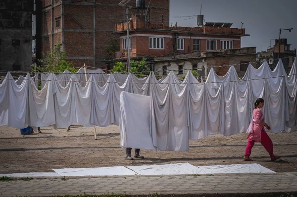 Man Hangs Sheets His Legs Display Woman Dressed Pink Walks — Stock Photo, Image