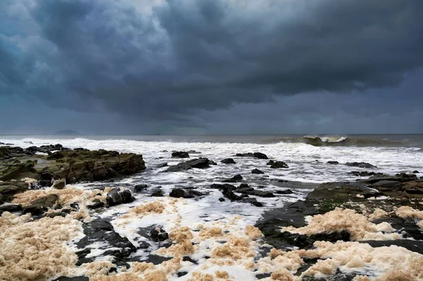 Uma Costa Rochosa Após Fortes Tempestades Chuvas — Fotografia de Stock