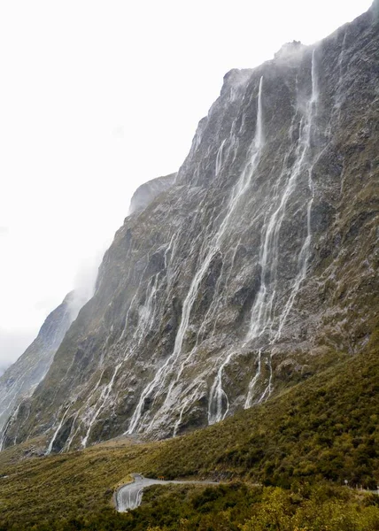 Вертикальный Снимок Водопада Над Скалами — стоковое фото