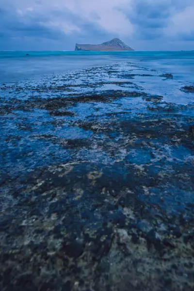 多云天气下的岩石海景观 — 图库照片
