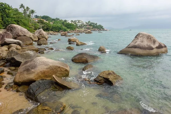 Una Splendida Vista Una Spiaggia Rocciosa Sull Isola Ilhabela San — Foto Stock