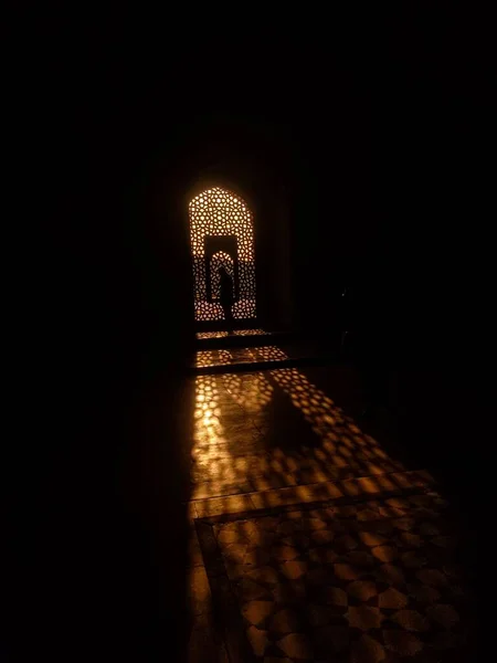 Μια Αρχιτεκτονική Πόρτα Εισόδου Φως Που Περνά Μέσα Από Αυτό — Φωτογραφία Αρχείου