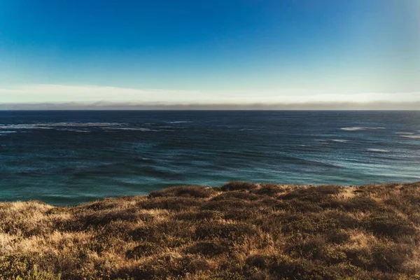 Kaliforniya Nın Berrak Gökyüzü Arka Planında Mavi Denizin Manzarası — Stok fotoğraf