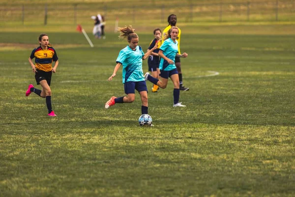 Νεαρά Κορίτσια Παίζουν Ποδόσφαιρο Στο Youth Soccer Game — Φωτογραφία Αρχείου