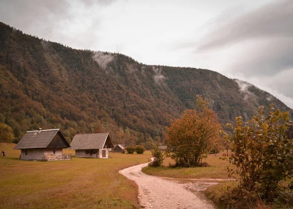 Eine Wunderschöne Landschaft Aus Alten Häusern Mit Bergen Hintergrund — Stockfoto