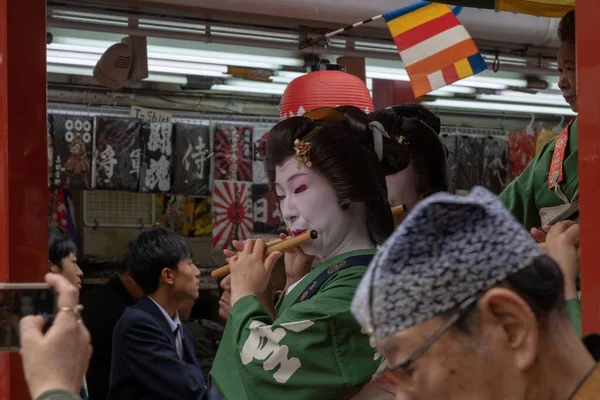 Closeup Shot Woman Playing Flute Festival Asakusa Con Geishas Tokyo — Stock Photo, Image