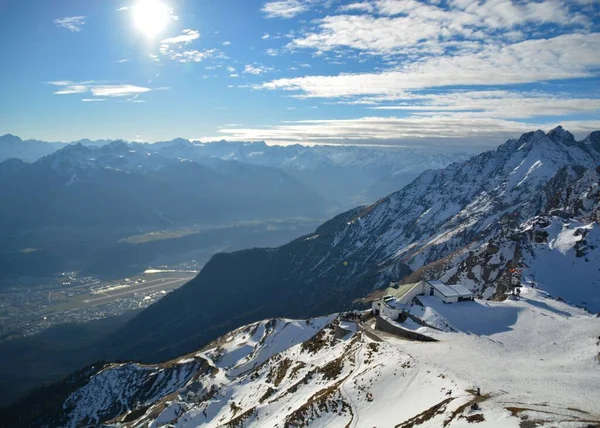 Una Vista Panoramica Sulle Alpi Con Neve Una Giornata Sole — Foto Stock